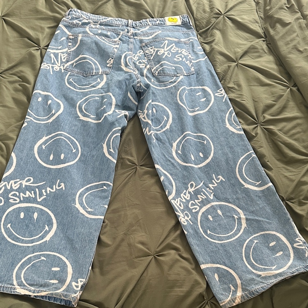 H&M Light Blue Denim High Rise Jeans with White Smiley Print - Picture 5 of 7